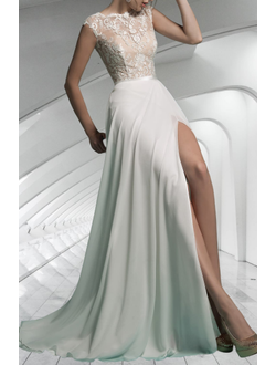 Свадебное платье в пол с разрезом на ноге спереди и закрытой гипюром спиной