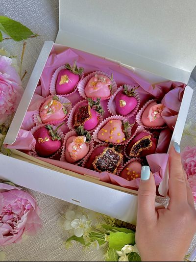 Набор с клубникой в шоколаде Фукси