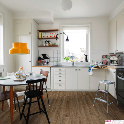 Декор ламината Haro Tritty 100 Gran Via Дуб Элеганза Дымчатый 542053 в интерьере кухни