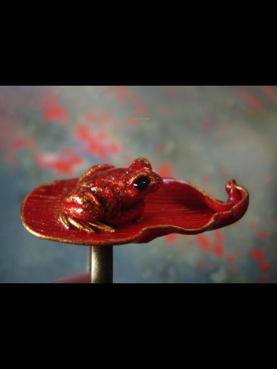 Кольцо с лягушкой на лепестке Червонной Муравы