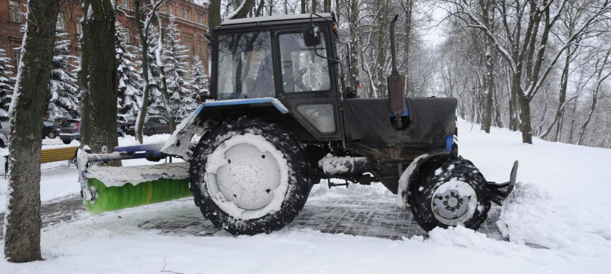 Уборка снега трактором