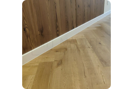 Стильный интерьер: установка белого плинтуса Dollken Cubu Flex Life 100 - элегантное дополнение к современному дизайну.