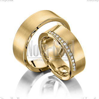 Классические обручальные кольца из желтого золота с полоской бриллиантов у края женского кольца