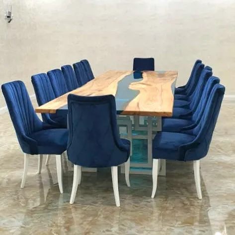 Стол-река из слэбов карагача с рекой голубого цвета, банкетный. Работа spilcenter.com, г.Грозный.