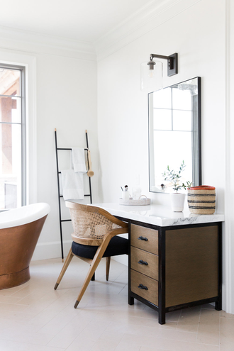 Зеркало прямоугольное в тонкой чёрной раме.