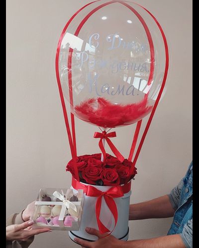 Воздушный шар с розами и поздравлением