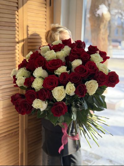 51 белая и красная роза