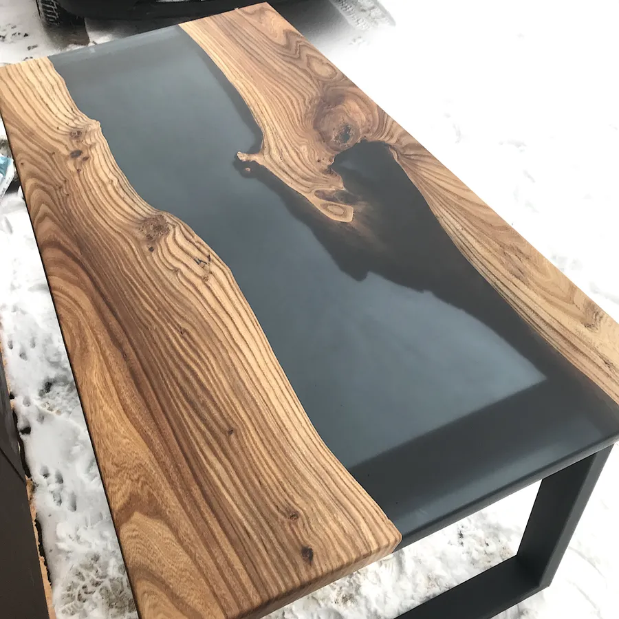 Стол с рекой дымчато-черного цвета. Работа spilcenter.com