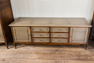 Тумба под ТВ с 6 ящиками и 2 боковыми дверьми.