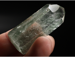 Кварц с хлоритом, кристалл полированный, Бразилия (51*20*20 мм, 32 г) №36849