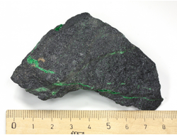 Уваровит кристаллы на породе, Урал (84*52*29 мм, 136 г) №25855