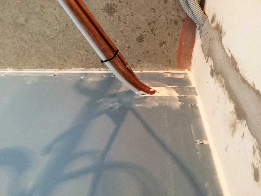 Все элементы звукоизоляционных материалов плотно прилегают к трассе для кондиционера