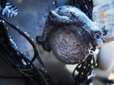 "По лунной дорожке ныряет тюлень", нарядное колье с шёлковыми лепестками