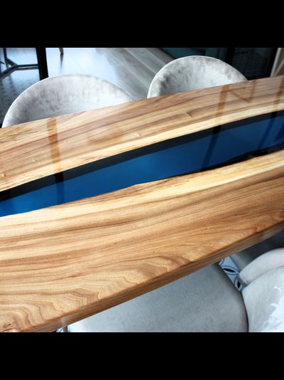 стол река из эпоксидной смолы синий для студии