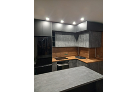 Кухня бетон и графит с антресолями