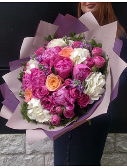 Яркий розовый букет из пионов, гортензии, персиковых роз и пионовидных роз мисти баблз