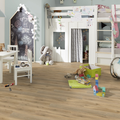 Виниловый пол Wineo 400 Wood Adventure Oak Rustic MLD00111 в интерьере детской комнаты