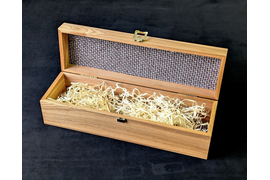 Классическая шкатулка из массива для бутылки вина. Декоративный наполнитель.