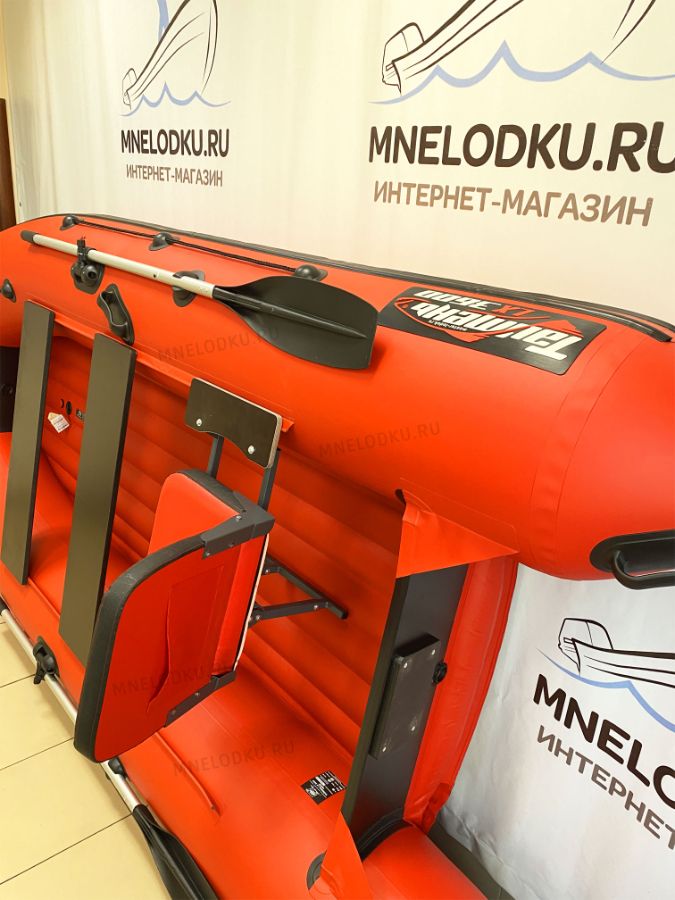 Красно черное кресло в лодку со стойкой на поворотной платформе