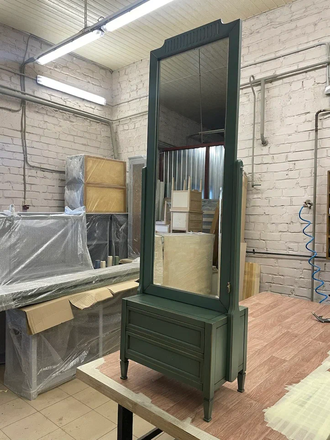 Зеркало напольное на тумбе, в стиле Директория.