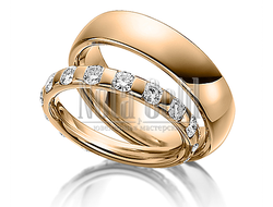 Классические обручальные кольца из желтого золота с крупными бриллиантами в женском кольце