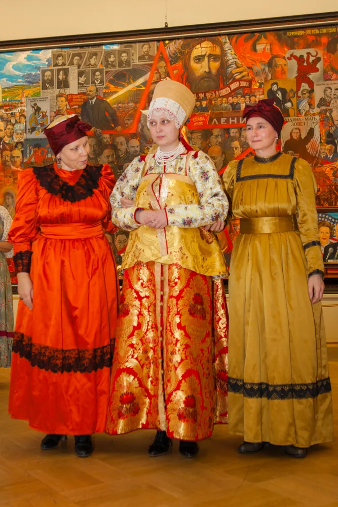 В центре - свадебный костюм и городской костюм. Городской костюм, Народный коллектив студии традиционного костюма «Русские начала» 