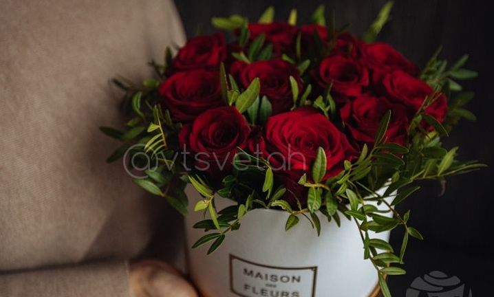 Композиция из красных роз в шляпной коробке