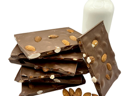 Молочный шоколад с миндалем