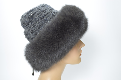Вязаная шапка с песцовой отделкой