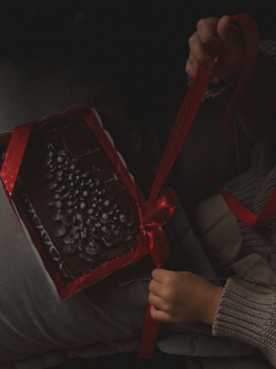 Большой новогодний пряник с черёмухой.