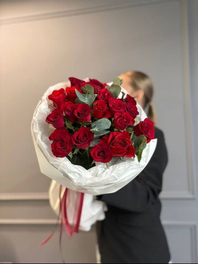 Букет из 19 красных роз Россия с эвкалиптом