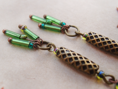 "Сокровище хвойного леса", бохо-серьги с кварцем и чешским бисером