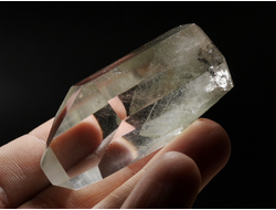 Кварц горный хрусталь с фантомами и хлоритом, кристалл полированный, Бразилия (58*30*27 мм, 68 г) №36861