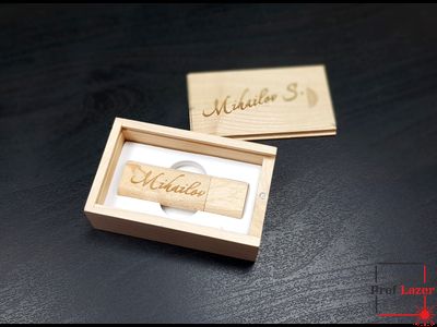 Флешка в футляре с гравировкой фамилии