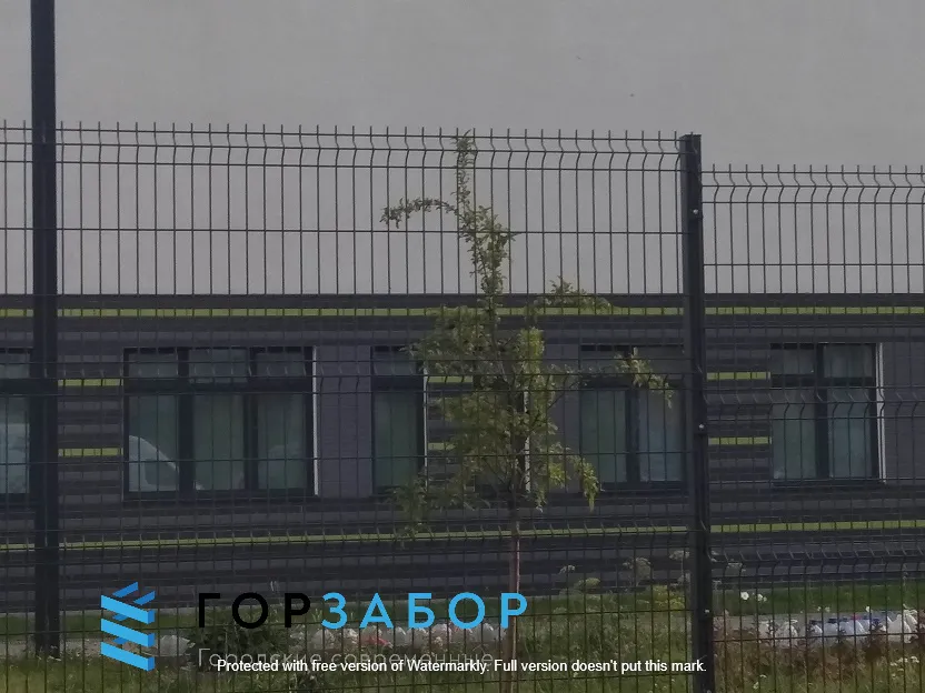 Сетчатое спортивное ограждение баскетбольной площадки