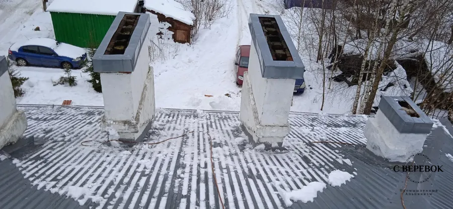 Сбрасываем опасный снег со скатной крыши