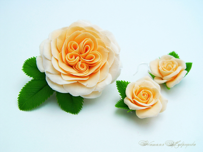 Комплект с кремовыми розами. Цветы из полимерной глины.