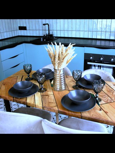 стол мозаика из массива дерева с эпоксидной смолой для студии