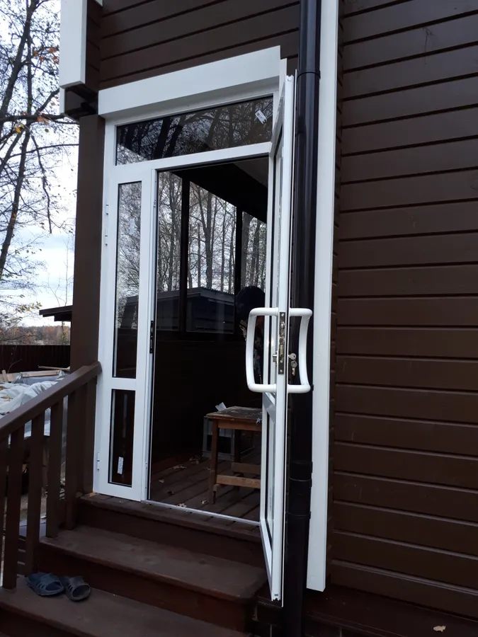 Распашная дверь из алюминия. Так же можем сделать из ПВХ, металла, дерева.