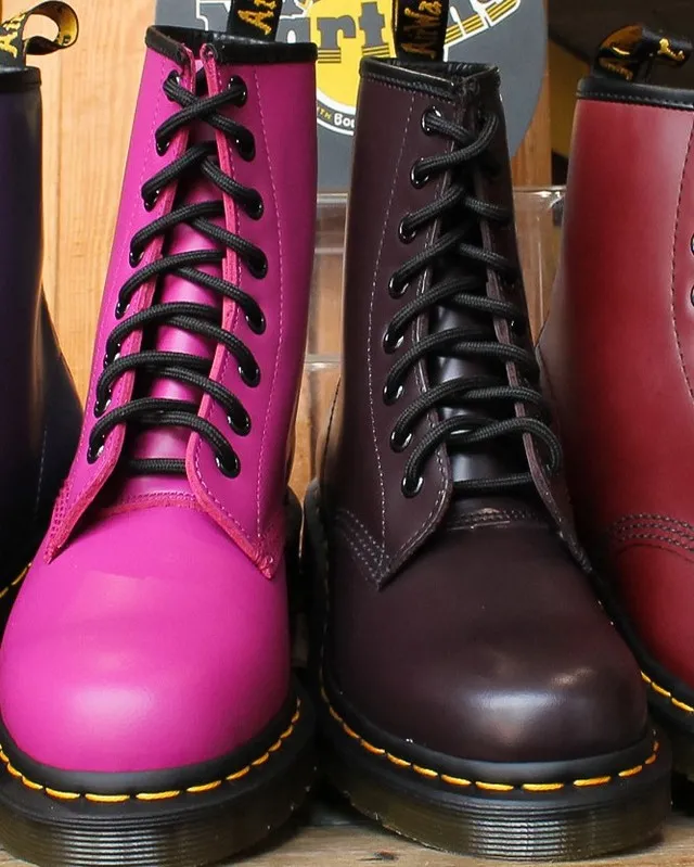 Выбери свой цвет ярких ботинок DR. Martens из натуральной кожи. Размеры от 36 до 45.