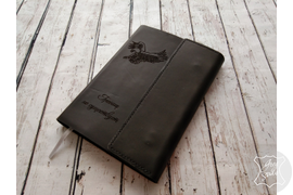 Кожаный ежедневник с гравировкой рисунка и именной надписи