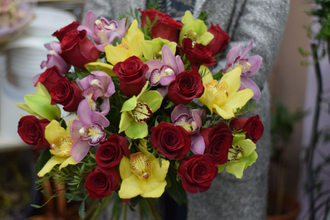 Букет из 15 орхидей и бордовых роз.