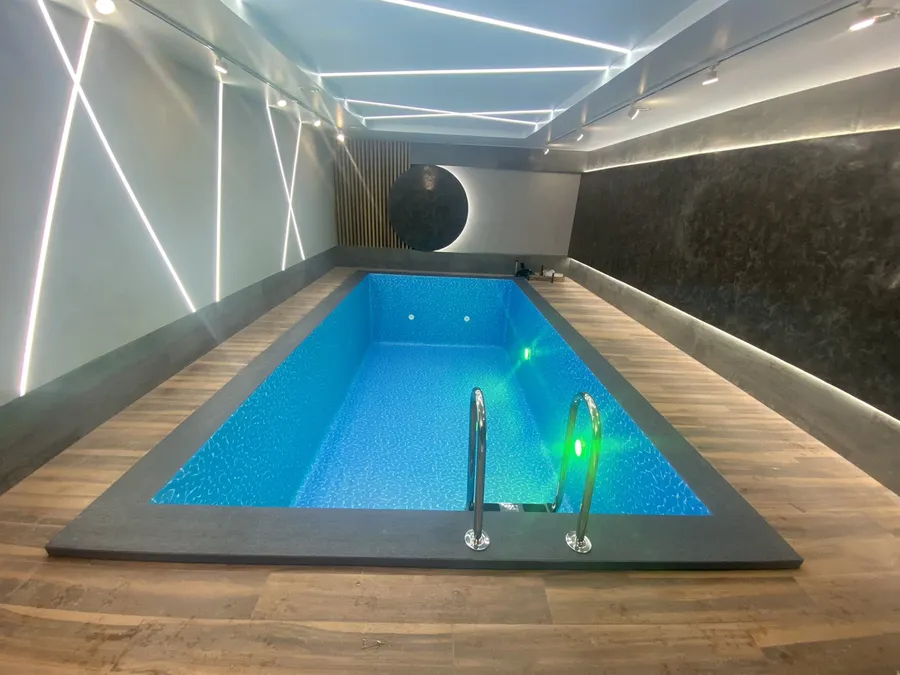 Отделка чаши бассейна ПВХ пленкой.
-чаша бассейна - голубая "Призма" 
-борт бассейна - черный "Базельт 3D" 