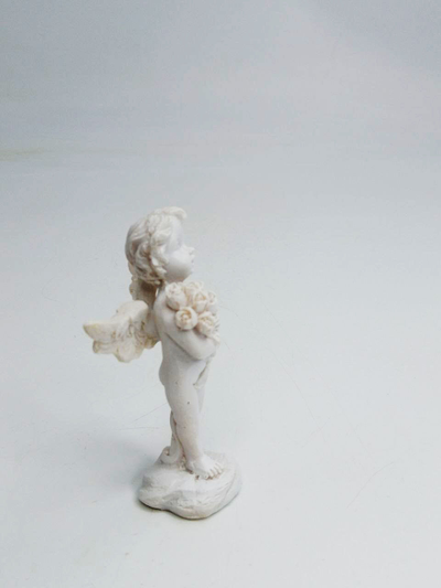 Фигурка ангелочка с букетом из полистоуна