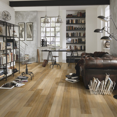 Виниловый пол Wineo 400 Wood Eternity Oak Brown DB00120 в интерьере комнаты