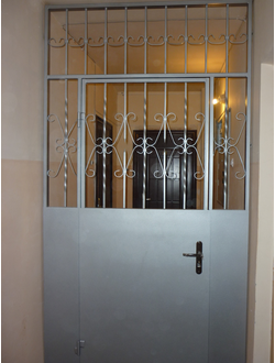 Металлические решетчатые тамбурные двери для технических и подъездных помещений