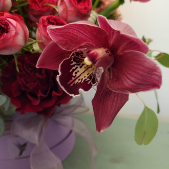 Цветы в шляпной коробке с орхидеями
