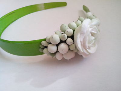 Комплект со снежными ягодами. Цветы из полимерной глины