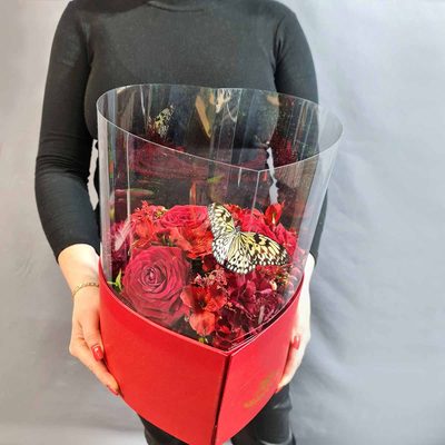 Букет в коробке сердце с шоколадной открыткой и бабочкой. №109