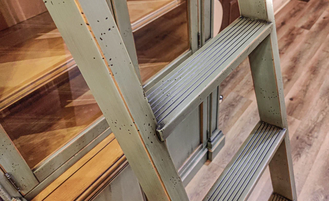 Библиотека модульная закрытая, с лестницей.